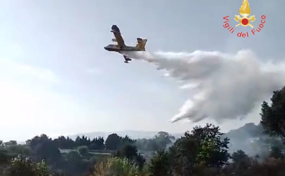 incendio canadair vigili fuoco