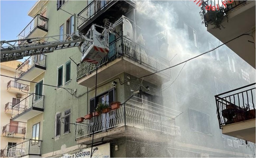 Paura in un appartamento: incendio sul balcone per scoppio caldaia 51 incendio-crotone