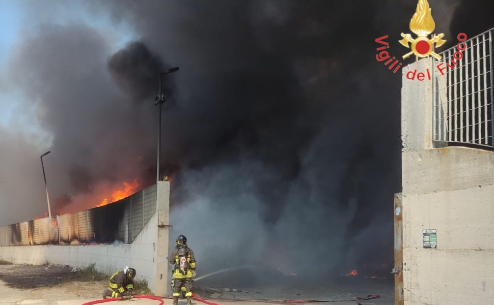 Incendio divampa in una discarica di rifiuti, vigili del fuoco al lavoro 55 incendio discarica san mauro marchesato kr 01