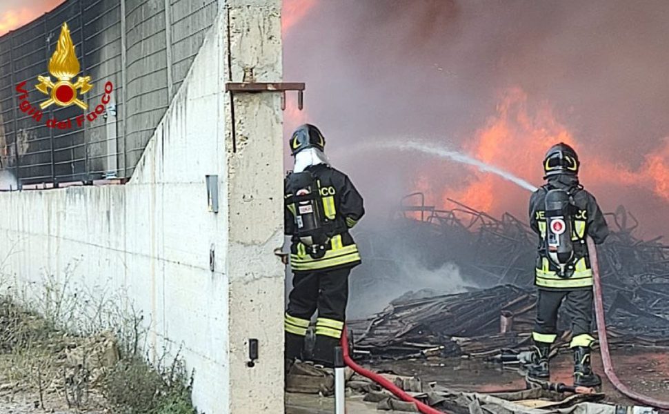 Incendio divampa in una discarica di rifiuti, vigili del fuoco al lavoro 57 incendio discarica san mauro marchesato kr 02
