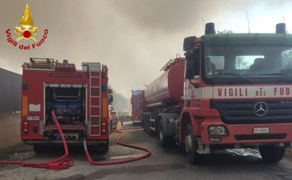 incendio discarica vigili fuoco autobotti