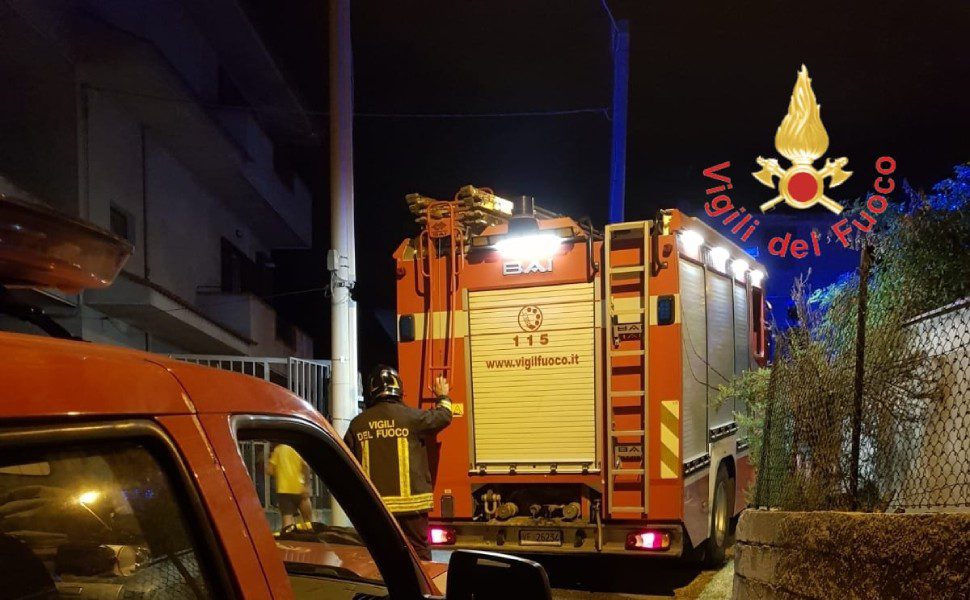 incendio vigili fuoco sellia