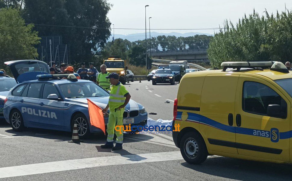 Giovane operaio muore investito da un'auto, era intervenuto per regolare il traffico dopo un incidente 57 incidente rotatoria sant eufemia operaio anas 01