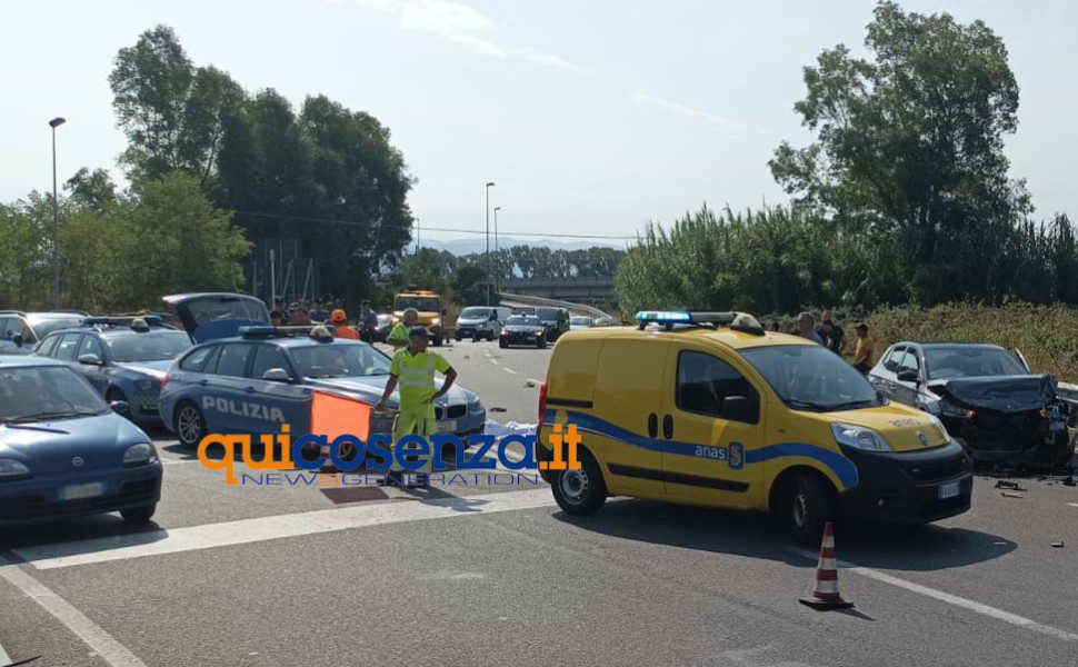 Giovane operaio muore investito da un'auto, era intervenuto per regolare il traffico dopo un incidente 60 incidente rotatoria sant eufemia operaio anas 03