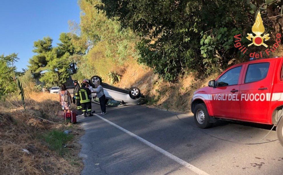 Perde il controllo dell'auto e si ribalta, 77enne trasportato in ospedale 54 incidente soveria simeri 01