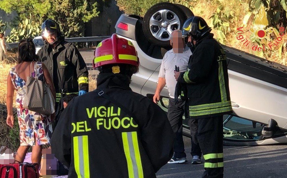 Perde il controllo dell'auto e si ribalta, 77enne trasportato in ospedale 53 incidente soveria simeri 02