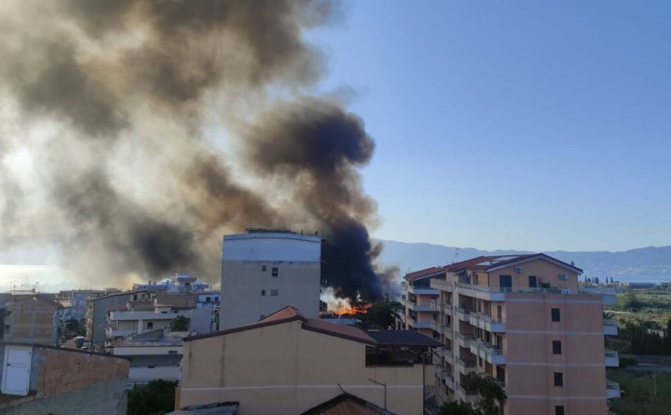 Incendio in una vasta area incolta, al lavoro i vigili del fuoco 51 Incendio-Gallico-foto City Now