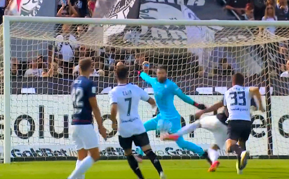 Clamoroso palo di Venturi al 91', Micai salva su Sepe al 94'. Un combattuto Spezia Cosenza finisce 0-0 57 Spezia Cosenza o1