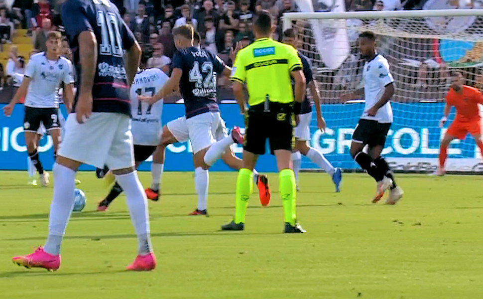 Clamoroso palo di Venturi al 91', Micai salva su Sepe al 94'. Un combattuto Spezia Cosenza finisce 0-0 56 Spezia Cosenza3