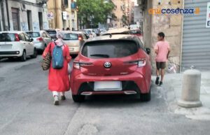 Cosenza, parcheggi selvaggi su via XXIV Maggio. Anche i marciapiedi ostaggio delle auto in sosta 53 Via IVV maggio Cosenza parcheggi su parciapiedi04