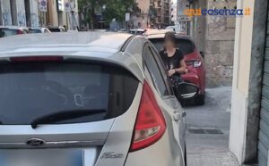 Cosenza, parcheggi selvaggi su via XXIV Maggio. Anche i marciapiedi ostaggio delle auto in sosta 52 Via IVV maggio Cosenza parcheggi su parciapiedi3