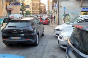 Cosenza, parcheggi selvaggi su via XXIV Maggio. Anche i marciapiedi ostaggio delle auto in sosta 54 Via IVV maggio Cosenza parcheggi su parciapiedi6