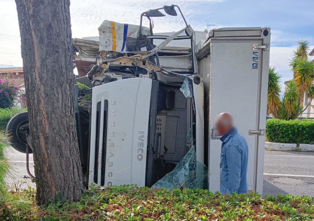 Paura sulla Statale 18, camion si ribalta a Santa Maria del Cedro: ferito il conducente 52 incidente camion statale 18_3