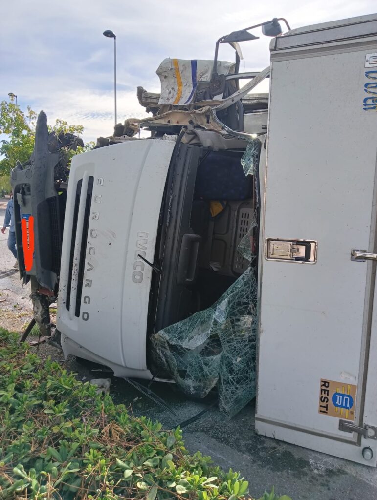 Paura sulla Statale 18, camion si ribalta a Santa Maria del Cedro: ferito il conducente 54 camion su statale 18 2