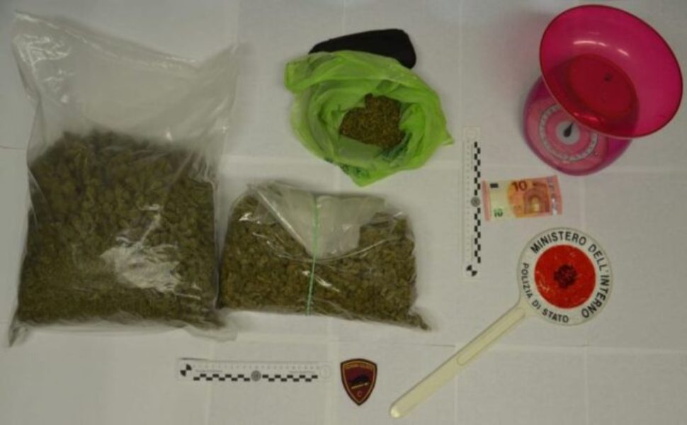 Eroina e marijuana in casa, arrestato presunto spacciatore 51 droga