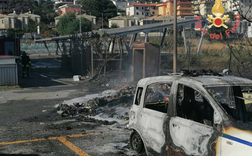 Incendio di vegetazione si propaga al polo sanitario dell'Asp, in fiamme un'auto e rifiuti 57 incendio asp catanzaro lido auto
