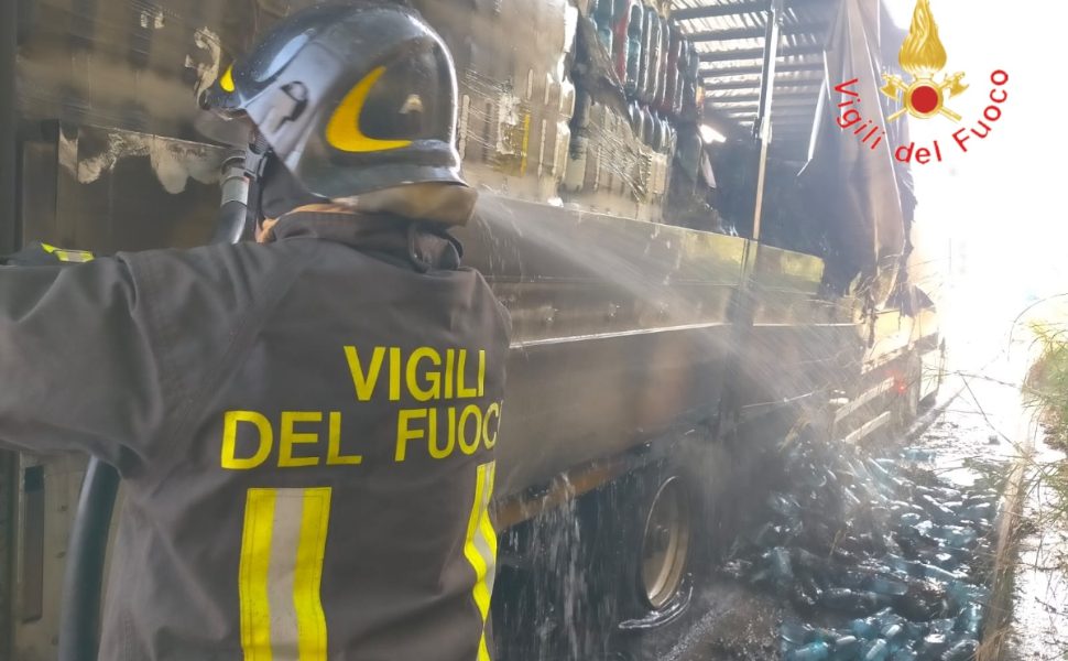 incendio-camion-statale-107