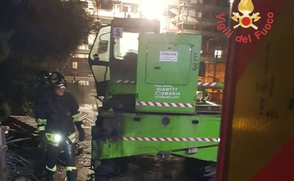 incendio mezzo cantiere edile catanzaro lido 01