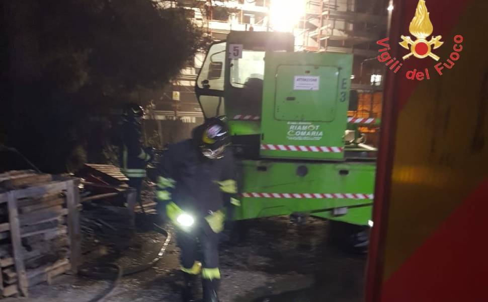 incendio mezzo cantiere edile catanzaro lido 02