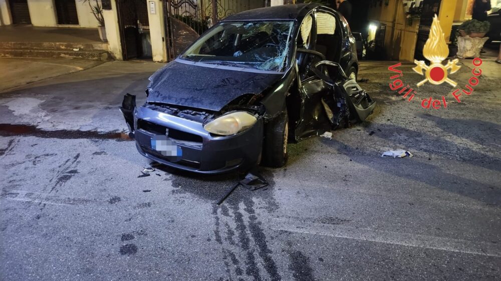 Ennesimo incidente stradale sulla 106: due feriti, uno bloccato in auto 54 incidente stradale 106 2 scaled