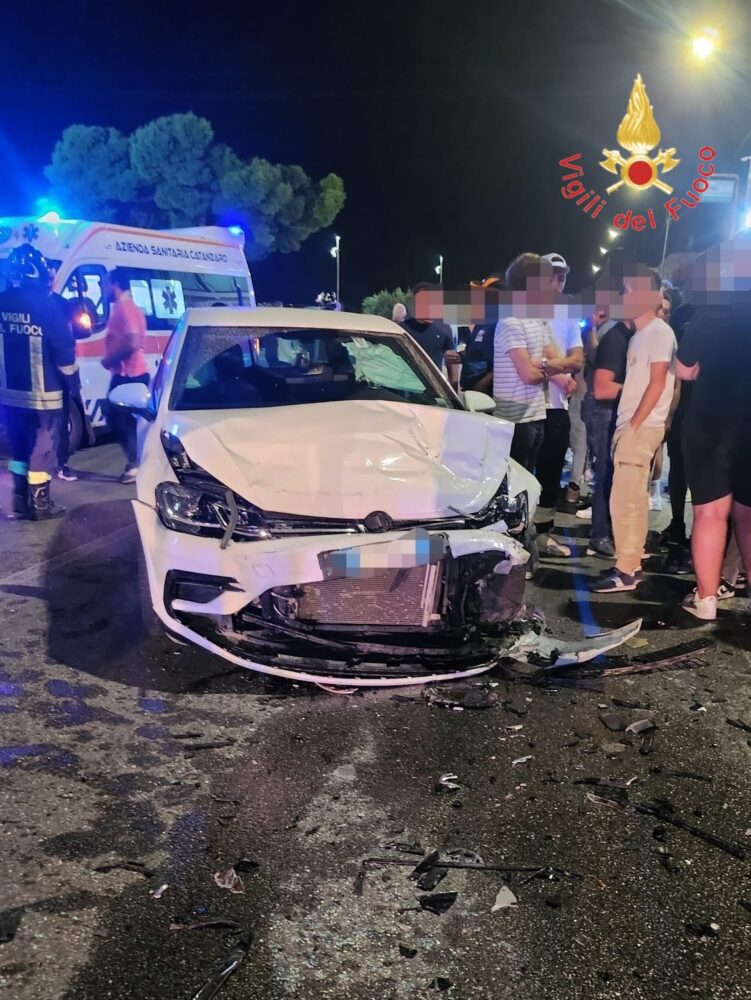 Ennesimo incidente stradale sulla 106: due feriti, uno bloccato in auto 52 incidente stradale statale 106 1 scaled