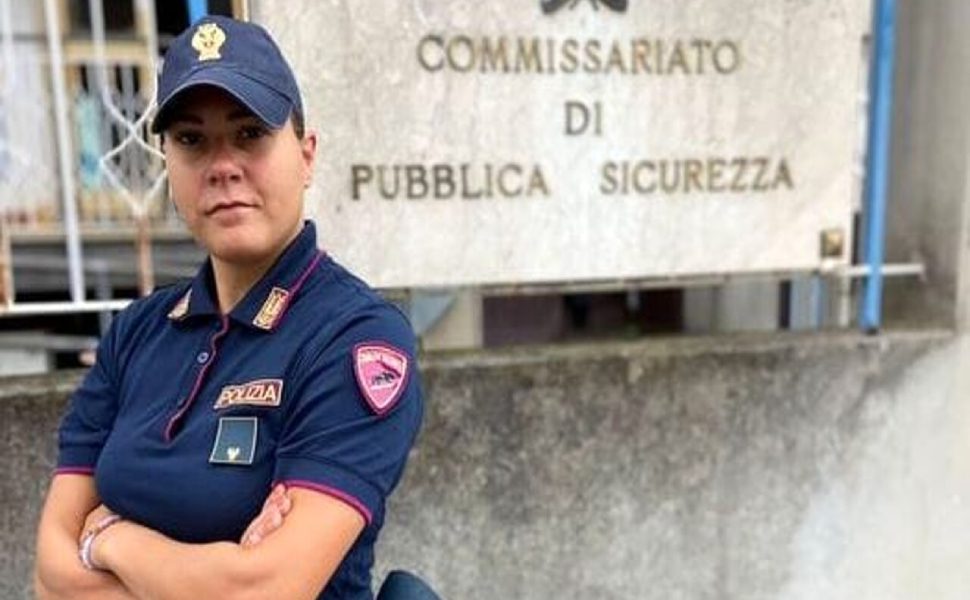 Giovane poliziotta fuori servizio salva la vita a un automobilista colto da malore 53 polizia agente