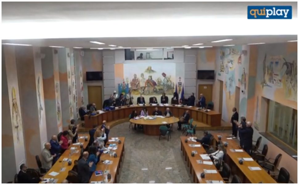 standing-ovation-consiglio-comunale-cosenza