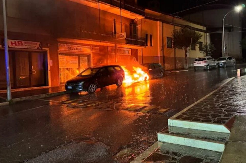 Cassano Ionio: data alle fiamme l'auto del corrispondente di Gazzetta del Sud, Luigi Cristaldi 54 Auto Cristaldi
