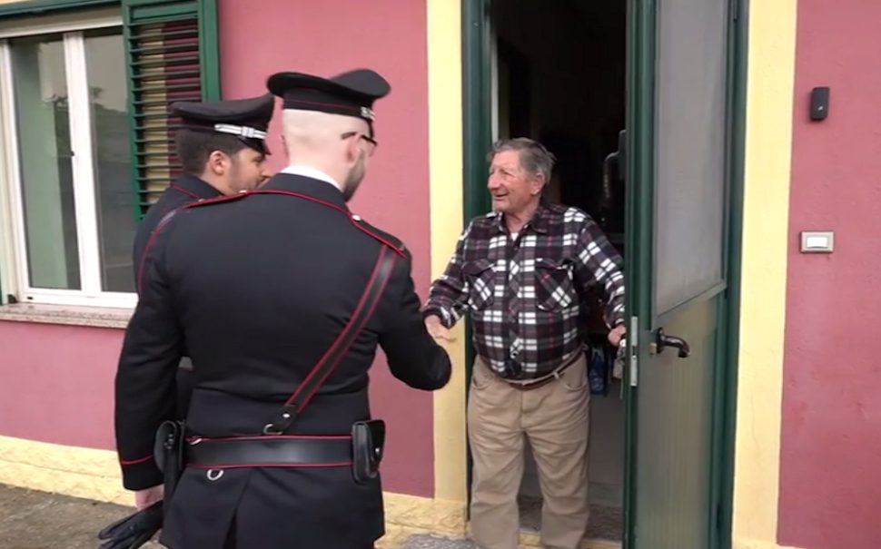 Carabinieri salvano anziana