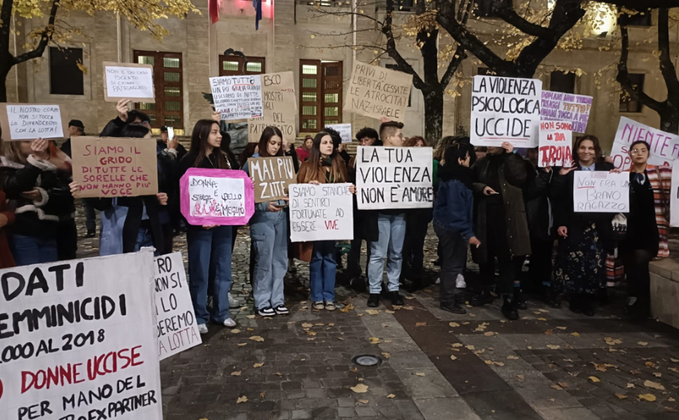 Cosenza, sit-in contro i femminicidi: «non vogliamo avere più paura» - VIDEO 1 Cosenza-sit-in-contro-i-femminicidi-