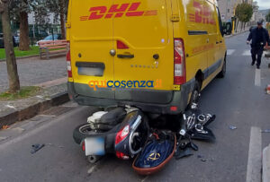 Cosenza, ennesimo incidente su Viale Mancini: scooter finisce sotto un furgone - FOTO 53 Incidente Viale Parco