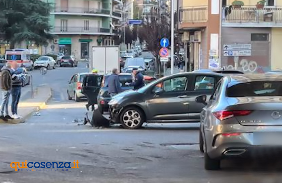 Incidente In Centro A Cosenza Scontro Tra Due Auto Tra Piazza Zumbini E Via Padre Giglio