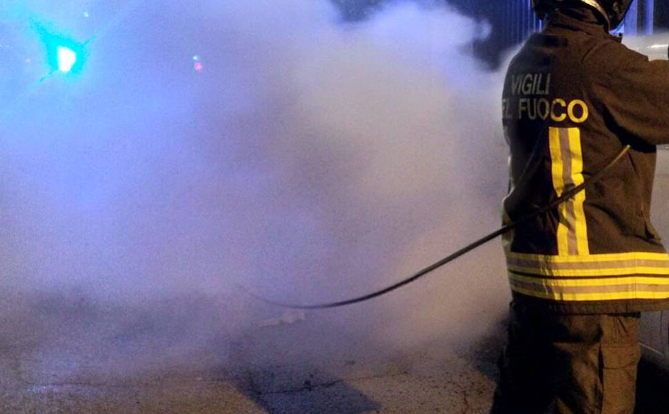auto in fiamme vigili fuoco generico