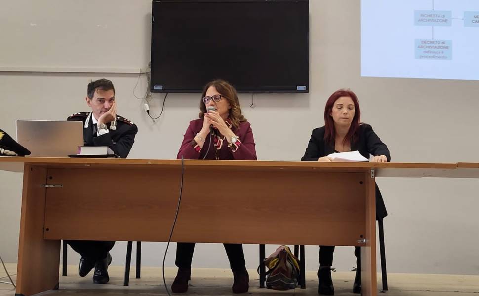 Il processo penale ed i riti alternativi, Carabinieri incontrano gli studenti di Cariati 54 carabinieri cariati formazione scuola 02