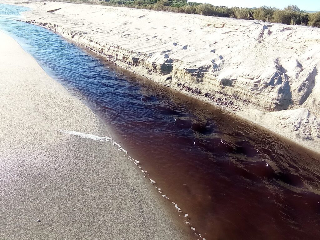 «Allarme ambientale? Il fiume Crocchio riversa nel mare acqua nera» 52 mare nero