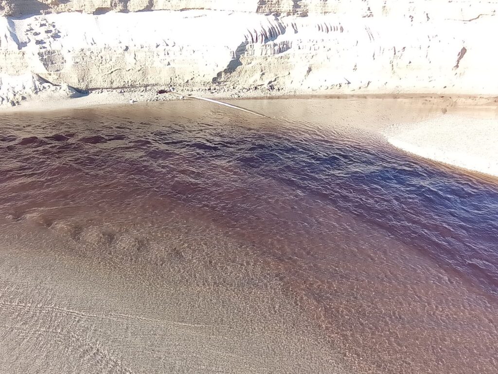«Allarme ambientale? Il fiume Crocchio riversa nel mare acqua nera» 53 foto