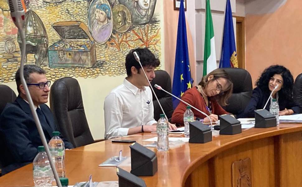 Cosenza: consiglio comunale approva salvaguardia degli equilibri di bilancio 51 il presidente del consiglio comunale Mazzuca con il suo omologo del Consiglio dei Giovani