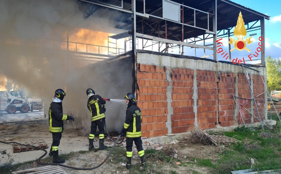 Incendio all'interno di una struttura adibita a deposito di materiale edile - VIDEO 1 incendio