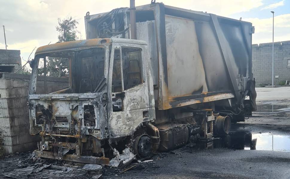 mezzo rifiuti cetraro incendiato
