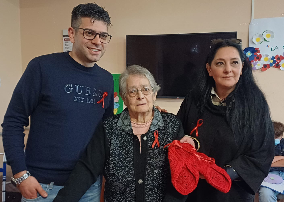Violenza contro le donne, nonna Vittoria e gli studenti realizzano le scarpette rosse 51 nonna vittoria