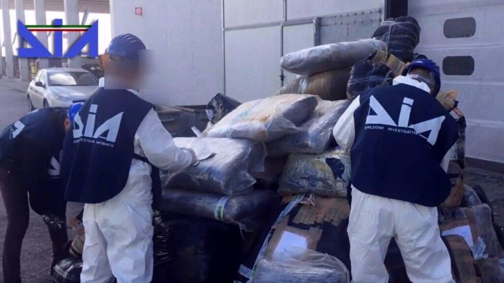 Agenti_Dia_controllano_droga_