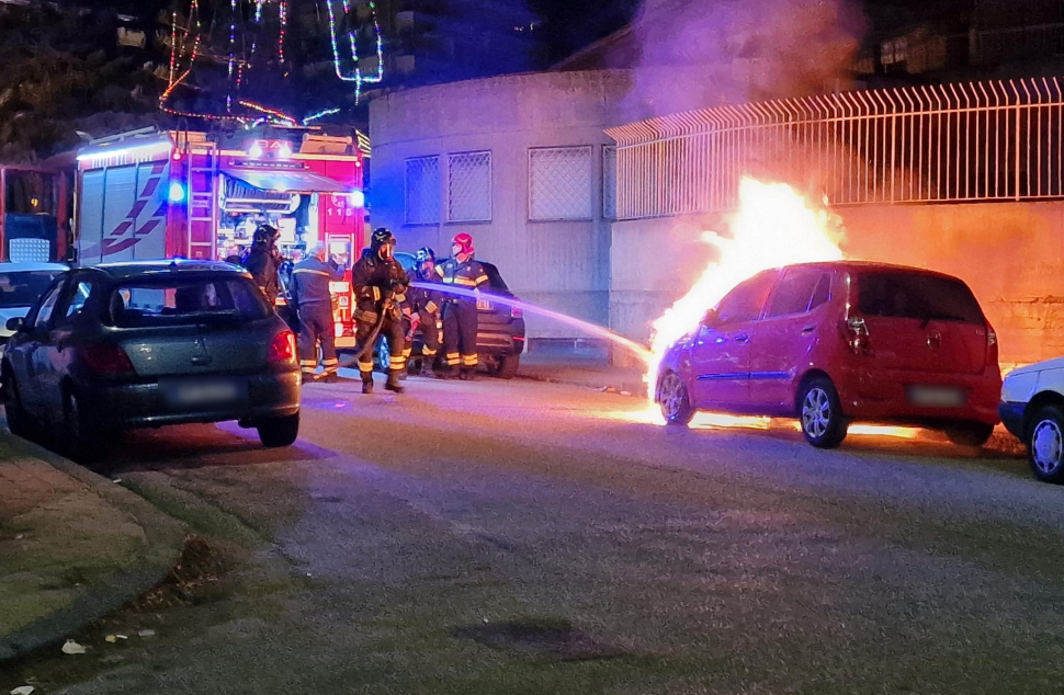 Auto in fiamme