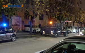 Cosenza, parcheggi selvaggi su via Alimena. E un'auto blocca l'uscita di un palazzo 54 Auto sosta vietata Cosenza 02