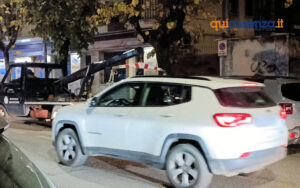Cosenza, parcheggi selvaggi su via Alimena. E un'auto blocca l'uscita di un palazzo 52 Auto sosta vietata Cosenza 03