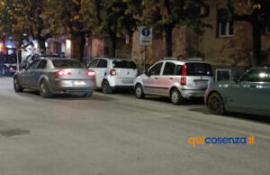 Cosenza, parcheggi selvaggi su via Alimena. E un'auto blocca l'uscita di un palazzo 53 Auto sosta vietata Cosenza 05
