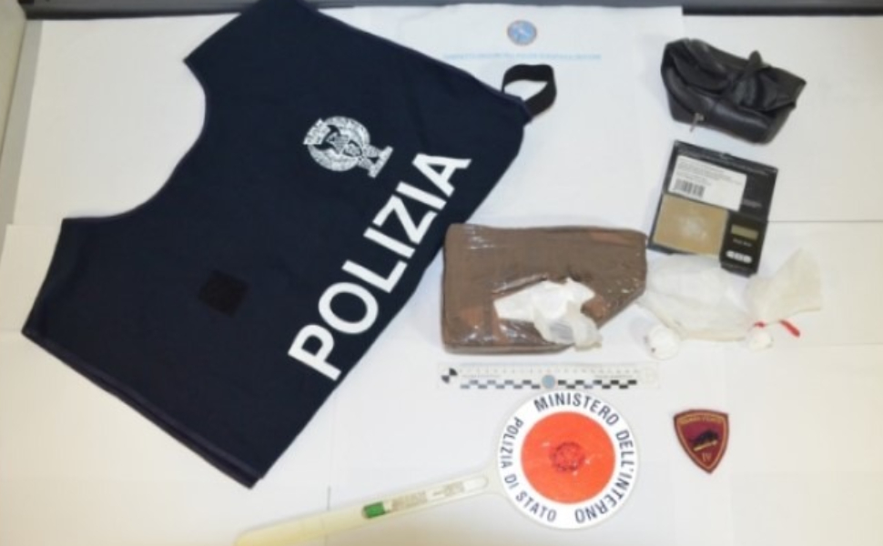 Con un chilo di cocaina tra gli addobbi di Natale arrestate due persone