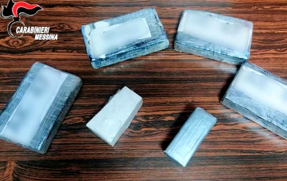 Dalla Calabria in Sicilia con oltre 5 chili di cocaina purissima nascosti in auto. Arrestato 31enne 65 cocaina