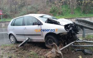 Rende, perde il controllo dell'auto e si schianta contro il Guard rail tra Saporito e Piano di Maio - FOTO 52 Incidente Rende 01