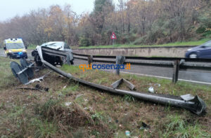 Rende, perde il controllo dell'auto e si schianta contro il Guard rail tra Saporito e Piano di Maio - FOTO 54 Incidente Rende 03