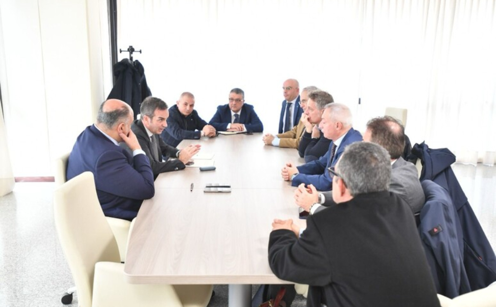 Occhiuto-con-i-sindati-su-vertenza-abramo